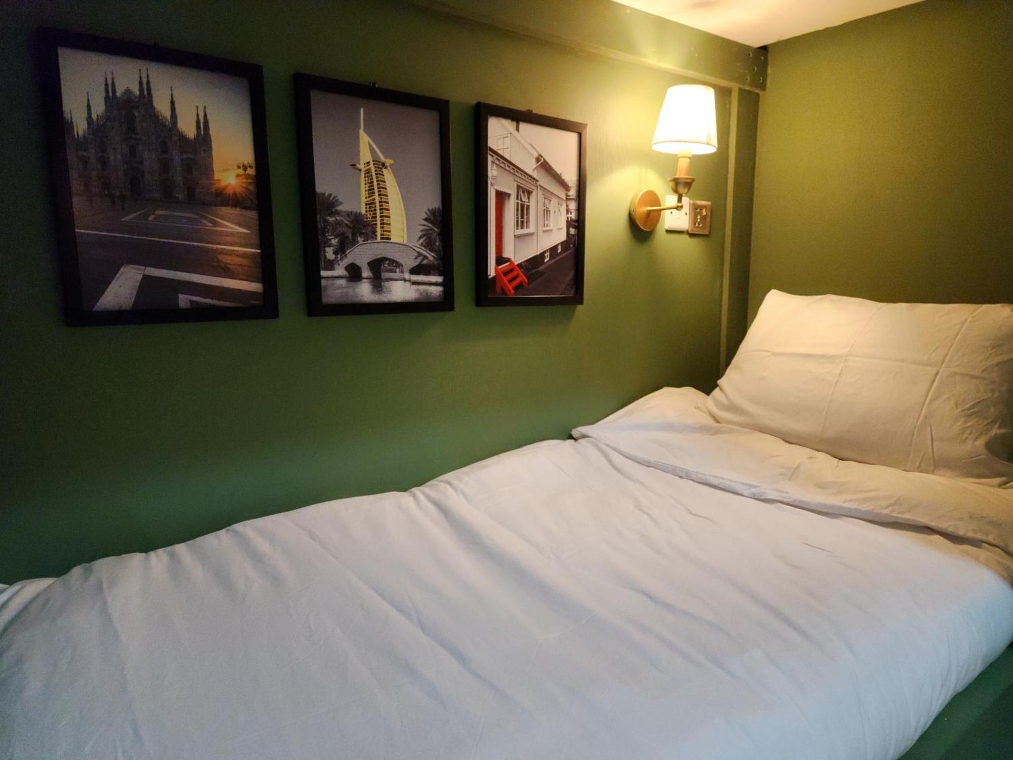 Green Sky Hostel Dubai Room photo